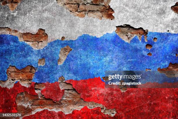 russian flag on damaged wall - kommunikationsproblem stock-fotos und bilder