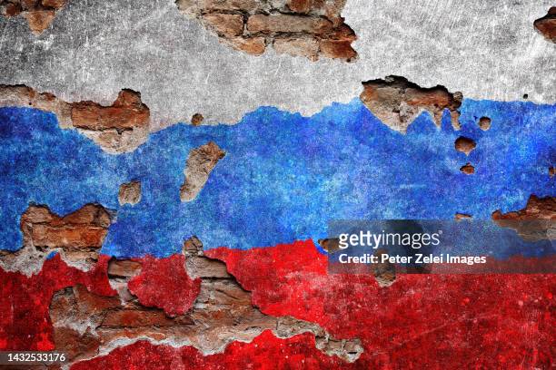russian flag on damaged wall - desmoronar imagens e fotografias de stock