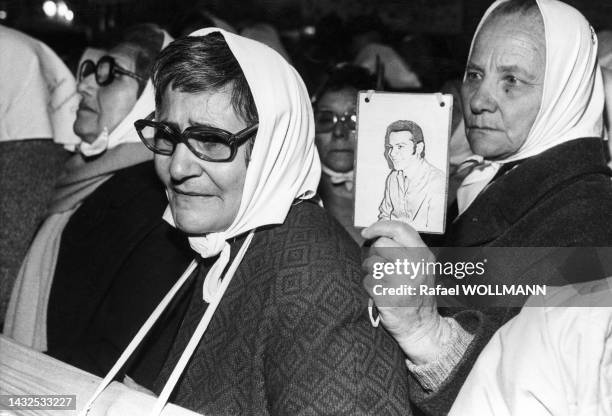 Manifestation des 'Mères de la place de Mai' contre la loi d'amnistie à Buenos Aires, le 2 juillet 1985.