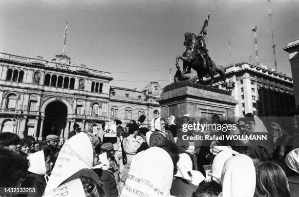 Manifestation des 'Mères de la place de Mai' contre le verdict du procès de la dictature militaire à Buenos Aires, le 12 décembre 1985.