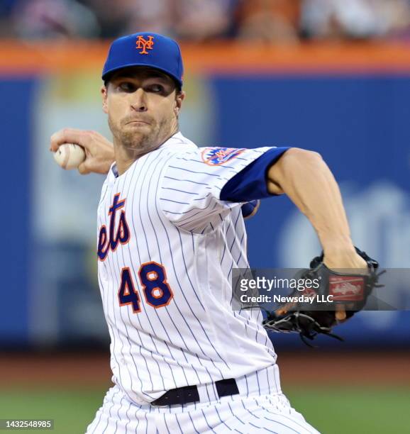 New York Mets Pitcher Jacob deGrom throws in the first inning of his game against the Los Angeles Dodgers at Citi Field on August 31, 2022.