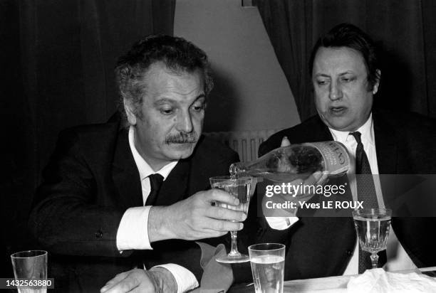 Georges Brassens et Raymond Devos lors d'un dîner après la 1ère de l'humoriste à l'Olympia de Paris en novembre 1968