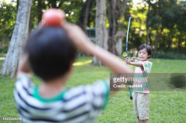 garotinho atira arco no parque - hunting longbow - fotografias e filmes do acervo