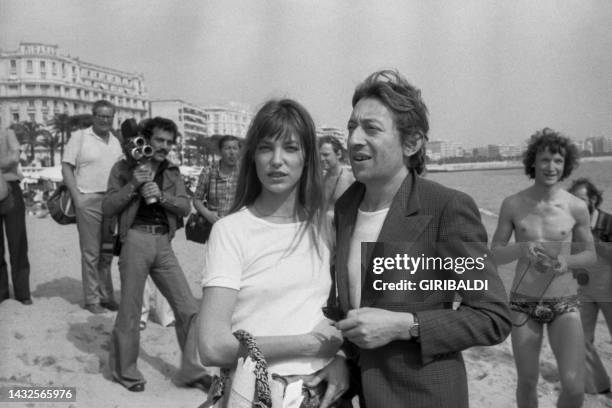 Jane Birkin et Serge Gainsbourg sur la plage lors du Festival de Cannes le 15 mai 1974