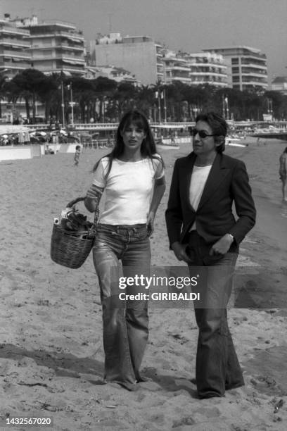 Jane Birkin et Serge Gainsbourg sur la plage lors du Festival de Cannes le 15 mai 1974