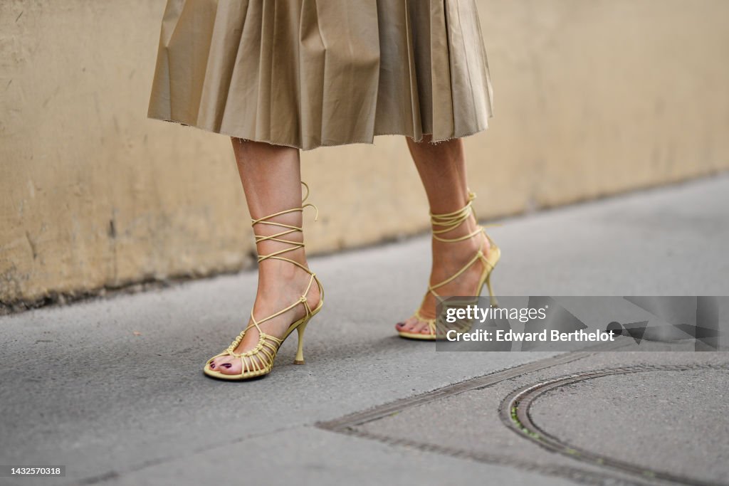 Street Style - Paris Fashion Week - Womenswear Spring/Summer 2023 : Day Five