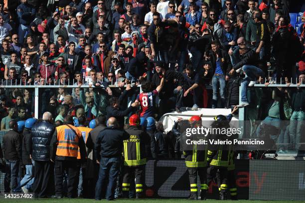 Giuseppe Sculli of Genoa CFC discutes with a supporter during the Serie A match between Genoa CFC and AC Siena at Stadio Luigi Ferraris on April 22,...