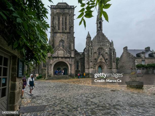 stadtansicht der kirche saint-ronan in locronan in der bretagne - locronan stock-fotos und bilder