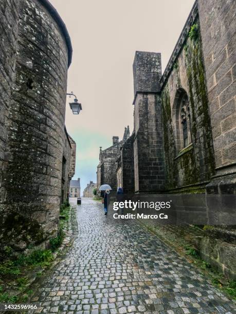 straßenansicht im dorf locronan in der bretagne - locronan stock-fotos und bilder