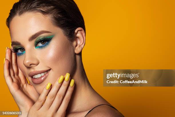 hermosa mujer con maquillaje brillante - eye liner fotografías e imágenes de stock