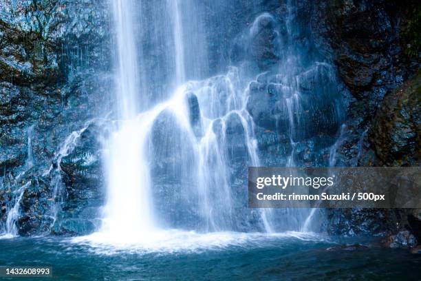 scenic view of waterfall - 滝 stock pictures, royalty-free photos & images