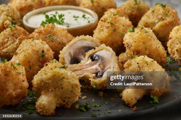 champiñones empanizados con cremoso ranch dip - rebozado fotografías e imágenes de stock