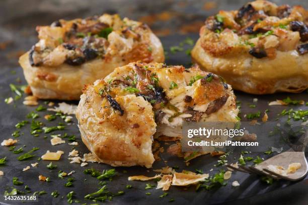 creamy roast chicken and mushroom puff pastry shell's - vol au vent stockfoto's en -beelden