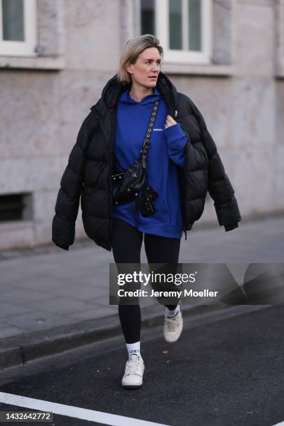 Victoria Thomas seen wearing a Balenciaga le cagole black leather bag, New Balance x Rich Paul 550 sneaker, hernameis socks, Lululemon leggings, a...