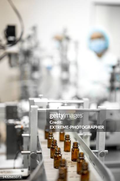 algunas botellas químicas vistas en un laboratorio durante algunas investigaciones farmacéuticas - fábrica farmacéutica fotografías e imágenes de stock
