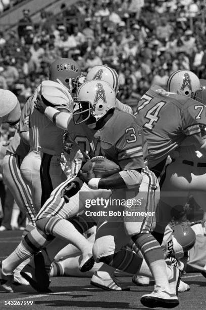 Running back Earl Campbell of the Houston Oilers carries the ball against the Cincinnati Bengals on September 23 at Riverfront Stadium in Cincinnati,...