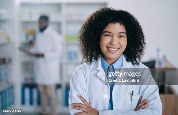 farmacista, medicina e assistenza sanitaria impiegata donna nera che lavora in un negozio medico, di pronto soccorso o di consulenza. medico di fiducia, benessere e sorriso con le braccia incrociate in pillole o farmacia clinica vaccinale - rest cure foto e immagini stock