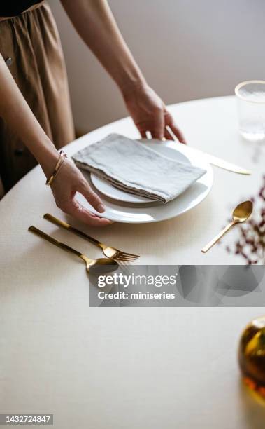 mulher anônima montando uma mesa para um jantar elegante - arranjar - fotografias e filmes do acervo
