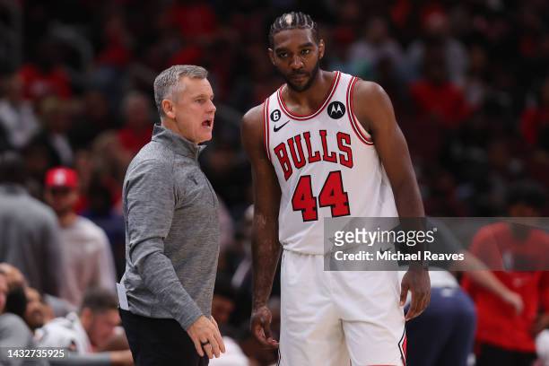 Head coach Billy Donovan of the Chicago Bulls talks with Patrick Williams against the Milwaukee Bucks during the second half of a preseason game at...