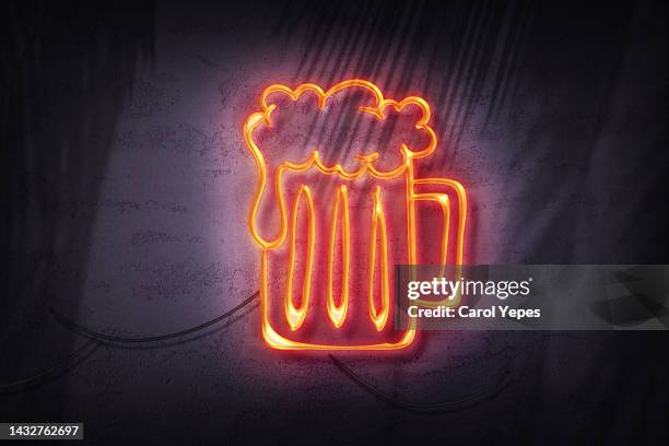 mug beer neon sign showcase window advertisment .concept bar marketing - store sign stockfoto's en -beelden