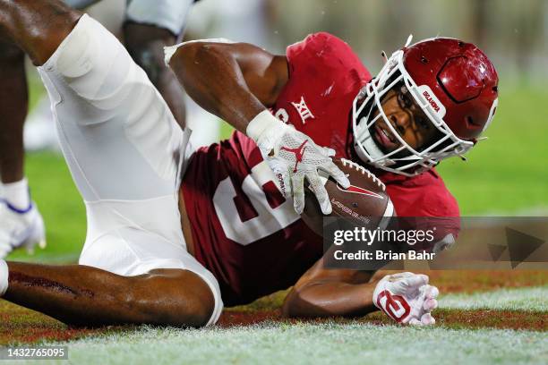 Tight end Brayden Willis of the Oklahoma Sooners gets up with a one-yard touchdown catch against the Kansas State Wildcats in the fourth quarter at...