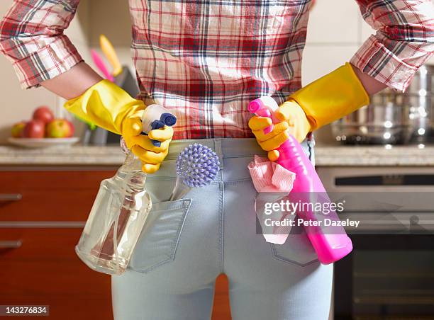 girl preparing to spring clean kitchen - housework - fotografias e filmes do acervo