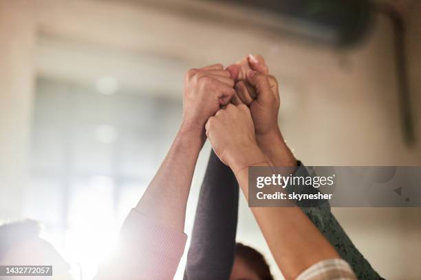 ¡levanta los puños en unidad! - union fotografías e imágenes de stock