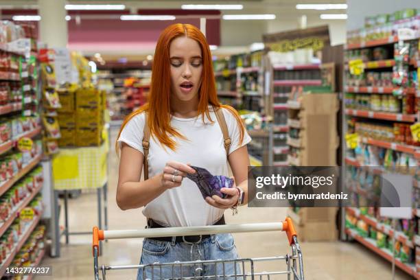 einkaufen im supermarkt und verwirrt - empty wallet stock-fotos und bilder