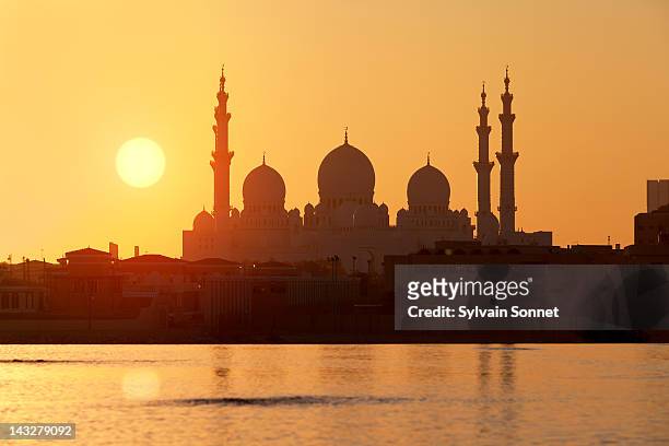 abu dhabi, sunset over sheikh zayed mosque - sheikh zayed mosque stock-fotos und bilder