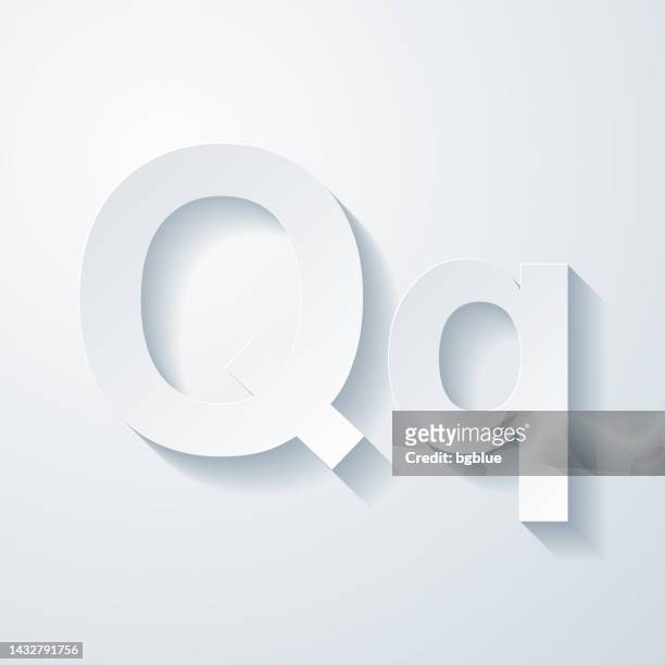buchstabe q - groß- und kleinschreibung. symbol mit scherenschnitteffekt auf leerem hintergrund - q and a stock-grafiken, -clipart, -cartoons und -symbole