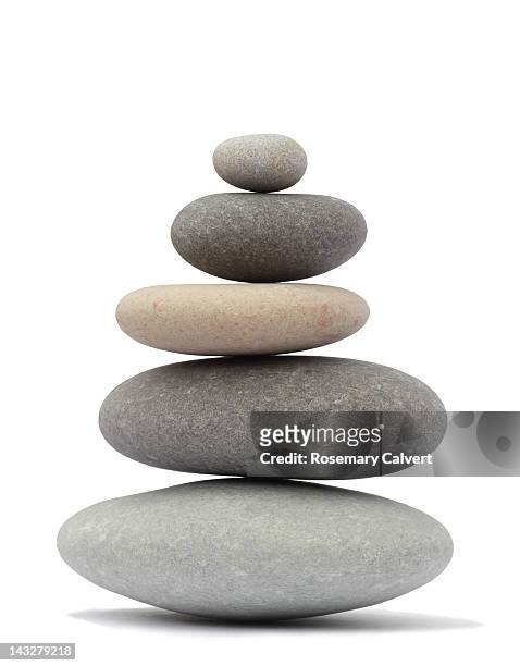 finely balanced stack of five rounded pebbles - roccia foto e immagini stock