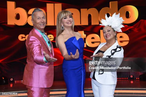 Italian singer Paolo Belli who leads the Big Band, the Italian conductor Milly Carlucci and the president of the jury Carolyn Smith during the first...