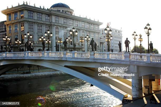 sonnenaufgang an der kunstbrücke in skopje. - skopje stock-fotos und bilder