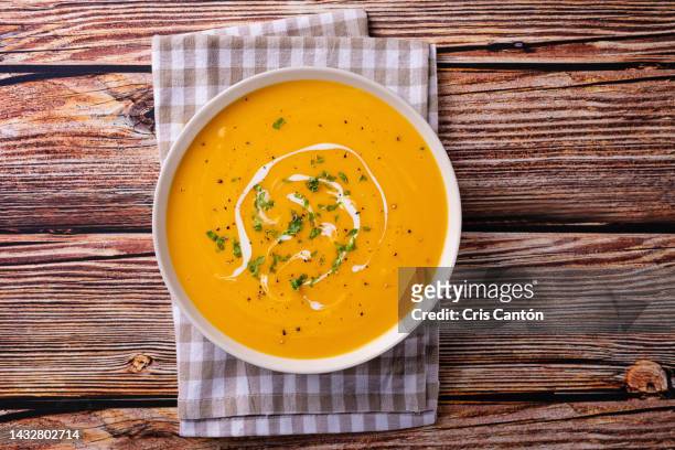 pumpkin soup on wooden table - sopa images imagens e fotografias de stock
