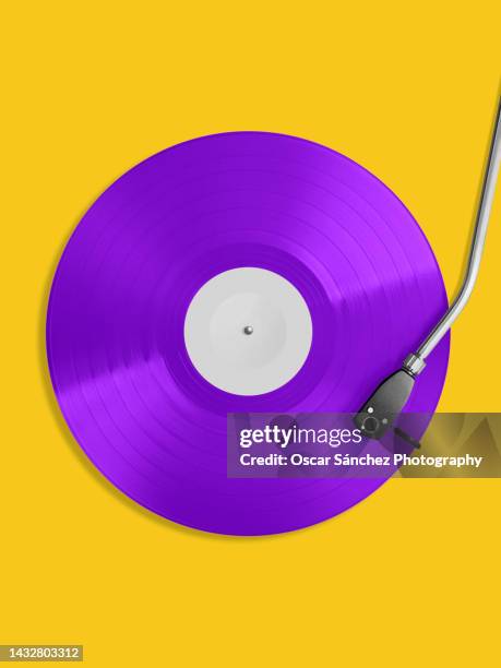 needle of a record player on a vinyl record - disco áudio analógico - fotografias e filmes do acervo