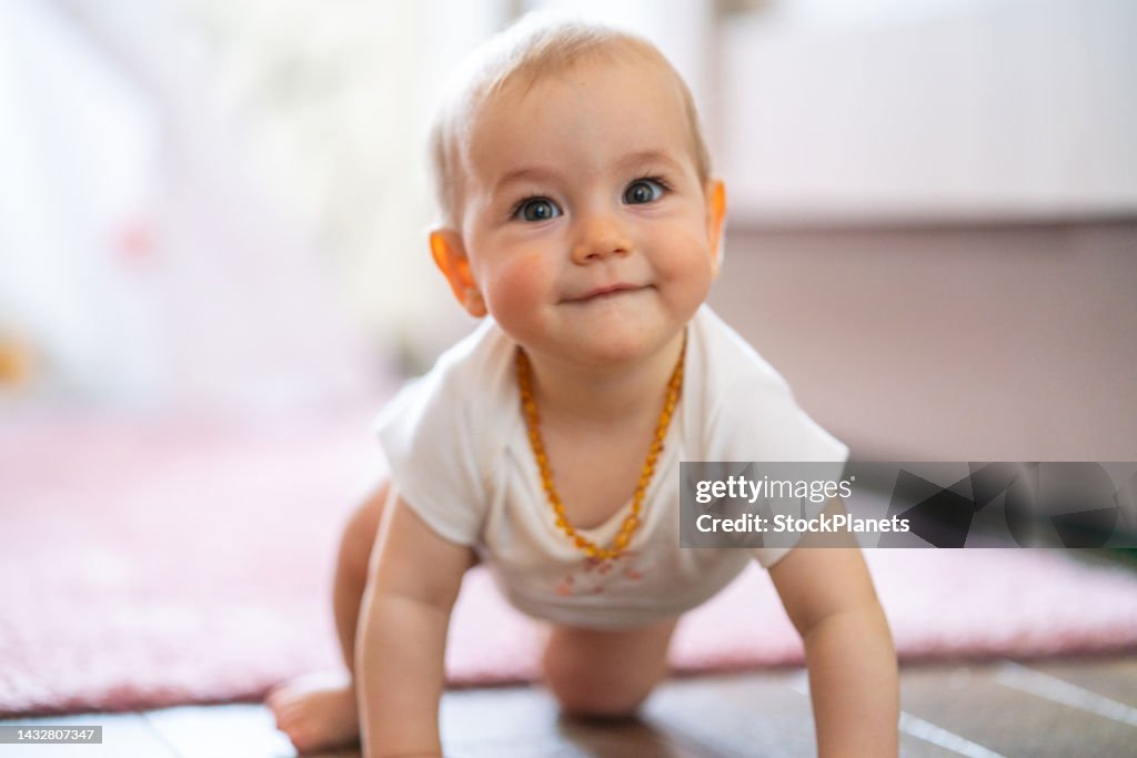 自宅で床に這う女の赤ちゃん