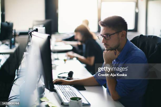 computer programmer working on new software program. - subcontratação imagens e fotografias de stock