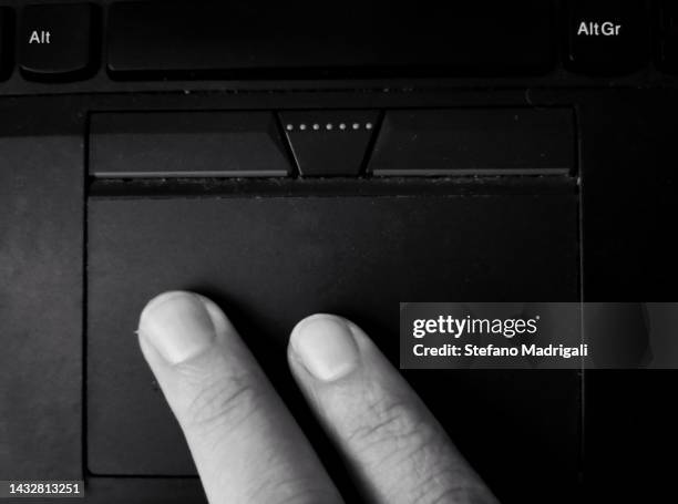 fingers on the laptop touchpad - touchpad fotografías e imágenes de stock