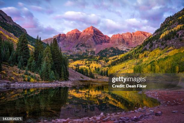 maroon bells at sunrise - national forest imagens e fotografias de stock