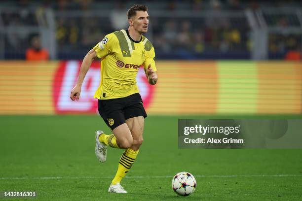 Thomas Meunier of Borussia Dortmund controls the ball during the UEFA Champions League group G match between Borussia Dortmund and Sevilla FC at...