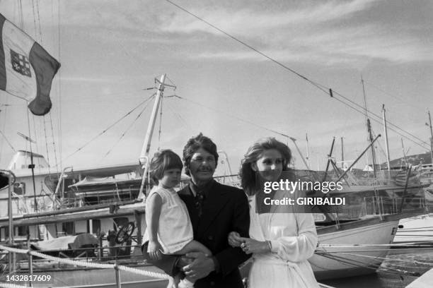 Acteur americain Charles Bronson et son epouse Jill Ireland avec leur fille Zuleika au Festival de Cannes le 25 mai 1973