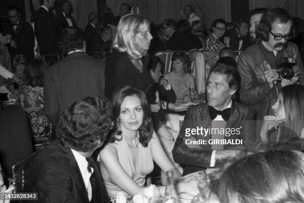 Michèle Mercier et son mari Claude Bourillot pendant un diner lors du Festival de Cannes le 18 mai 1973