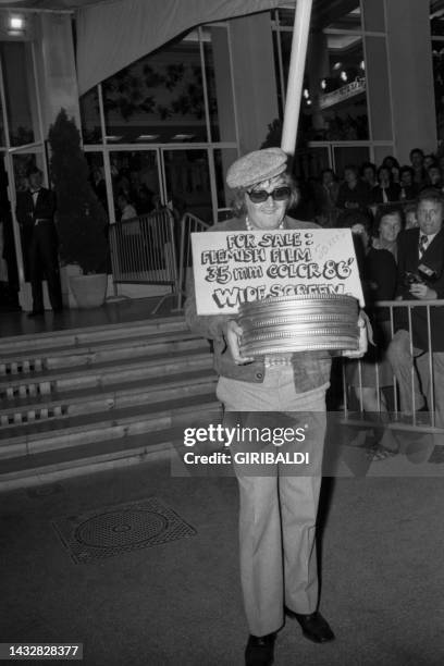 Un producteur et réalisateur belge met son film aux enchères devant le Palais des Festivals à Cannes le 24 mai 1973