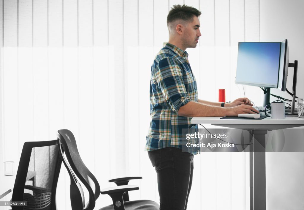 Programmatore di computer che lavora su un nuovo programma software.