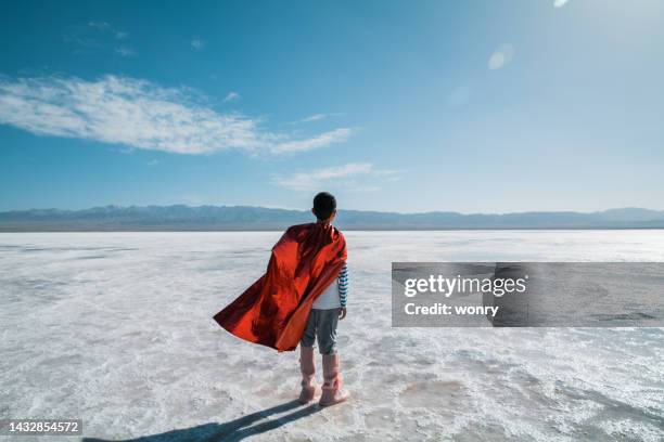 giovane superman che guarda e contempla verso il lago salato - manhood foto e immagini stock