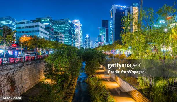 seúl cheonggyecheon stream iluminado por la noche debajo de brillantes rascacielos panorama corea - myeong dong fotografías e imágenes de stock