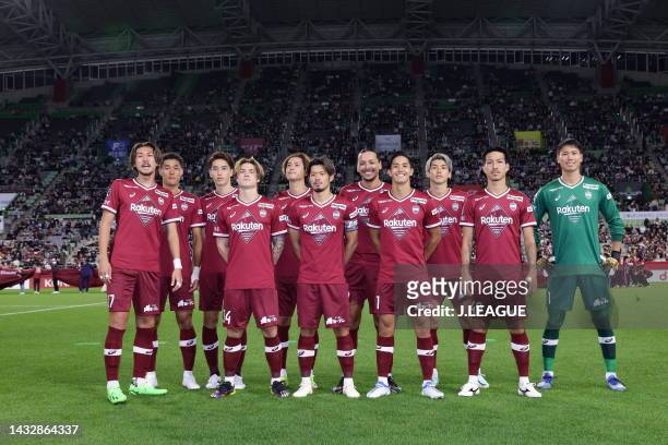 Vissel Kobe players line up for the team photos prior to the J.LEAGUE Meiji Yasuda J1 27th Sec. Match between Vissel Kobe and Shonan Bellmare at...