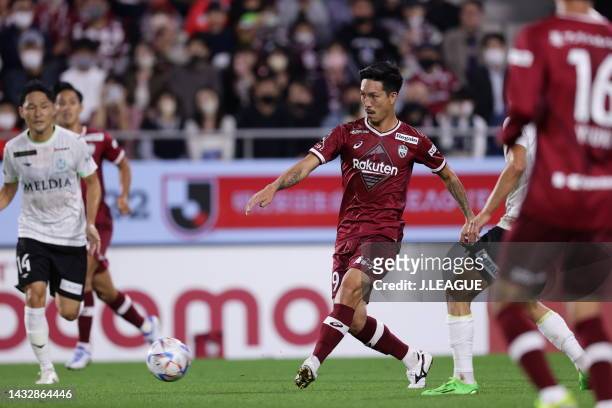 Yuki KOBAYASHI of Vissel Kobe in action during the J.LEAGUE Meiji Yasuda J1 27th Sec. Match between Vissel Kobe and Shonan Bellmare at NOEVIR Stadium...