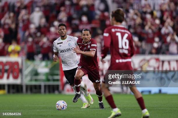 Leo OSAKI of Vissel Kobe in action during the J.LEAGUE Meiji Yasuda J1 27th Sec. Match between Vissel Kobe and Shonan Bellmare at NOEVIR Stadium Kobe...