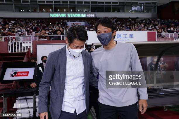 Head coach Takayuki YOSHIDA of Vissel Kobe and Head coach Satoshi YAMAGUCHI of Shonan Bellmare talks prior to the J.LEAGUE Meiji Yasuda J1 27th Sec....